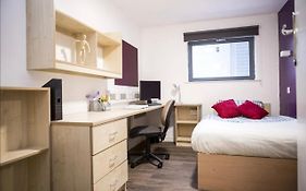 Small Double Ensuite Room Next To The City Centre