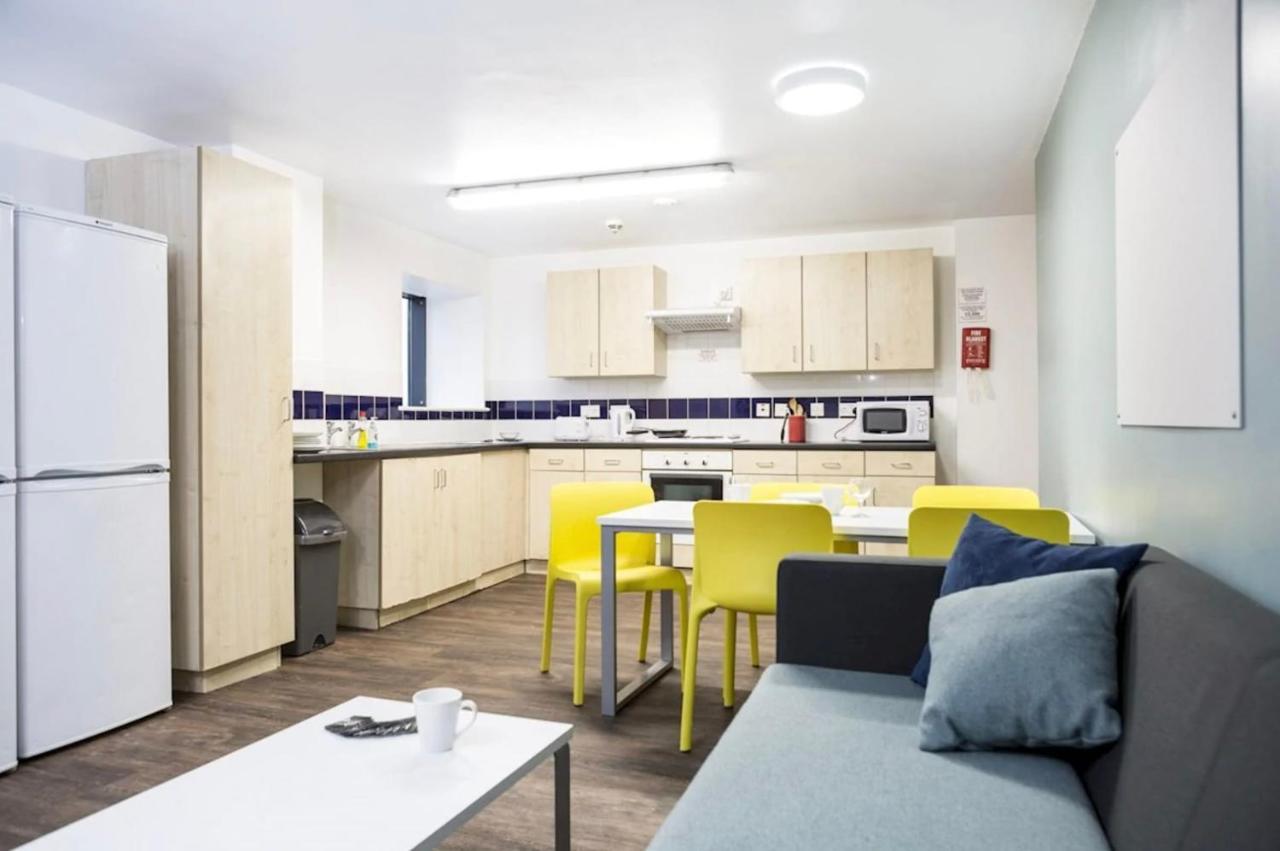 Small Double Ensuite Room Next To The City Centre Leeds  Exterior photo