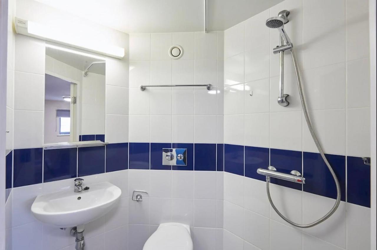 Small Double Ensuite Room Next To The City Centre Leeds  Exterior photo